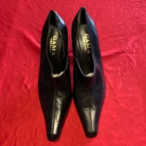 Gama Black leather w heel and small inner zipper worn twice